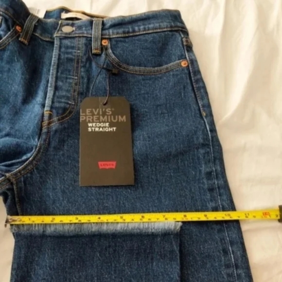 Levi's Wedgie Straight Jeans Below the Belt - Picture 3 of 10